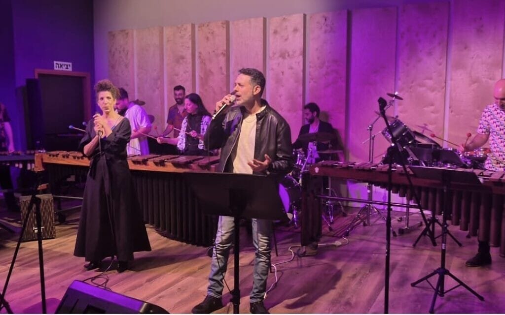 אנסמבל טרמולו עם הזמרת קרן הדר והשחקן דן שפירא, במופע מחווה לשירי משפחת בנאי, 2026 (צילום: יח"ץ אנסמבל טרמולו) אנסמבל טרמולו עם הזמרת קרן הדר והשחקן דן שפירא, במופע מחווה לשירי משפחת בנאי, 2026 (צילום: יח"ץ אנסמבל טרמולו)