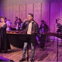 אנסמבל טרמולו עם הזמרת קרן הדר והשחקן דן שפירא, במופע מחווה לשירי משפחת בנאי, 2026
