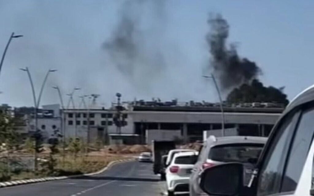 עמוד עשן שחור מיתמר באזור בסיס תל השומר, אוקטובר 2025 (צילום: לינוי גדסי, צילום מסך מפייסבוק) עמוד עשן שחור מיתמר באזור בסיס תל השומר, אוקטובר 2025 (צילום: לינוי גדסי, צילום מסך מפייסבוק)