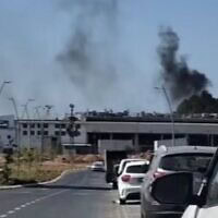 עמוד עשן שחור מיתמר באזור בסיס תל השומר, אוקטובר 2025