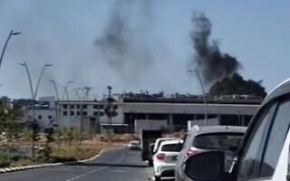 עמוד עשן שחור מיתמר באזור בסיס תל השומר, אוקטובר 2025 (צילום: לינוי גדסי, צילום מסך מפייסבוק) עמוד עשן שחור מיתמר באזור בסיס תל השומר, אוקטובר 2025 (צילום: לינוי גדסי, צילום מסך מפייסבוק)