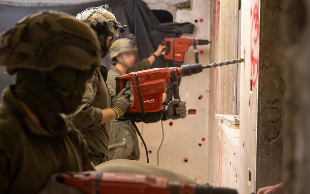 כוחות צה"ל הורסים את ביתו של המחבל מחמוד עאבד (צילום: דובר צה״ל) כוחות צה"ל הורסים את ביתו של המחבל מחמוד עאבד (צילום: דובר צה״ל)
