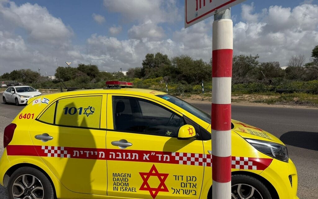 ניידת מד״א באזור התאונה הקטלנית בבתי הזיקוק באשדוד, 11 בפברואר 2026 (צילום: תיעוד מבצעי מד"א) ניידת מד״א באזור התאונה הקטלנית בבתי הזיקוק באשדוד, 11 בפברואר 2026 (צילום: תיעוד מבצעי מד"א)