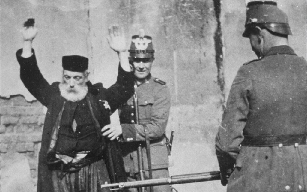 שוטרים גרמנים עורכים חיפוש בגבר יהודי קשיש באיומי נשק בקולו, פולין, סביב 1941 (צילום: באדיבות מוזיאון השואה של ארה"ב / Instytut Pamieci Narodowej) שוטרים גרמנים עורכים חיפוש בגבר יהודי קשיש באיומי נשק בקולו, פולין, סביב 1941 (צילום: באדיבות מוזיאון השואה של ארה"ב / Instytut Pamieci Narodowej)