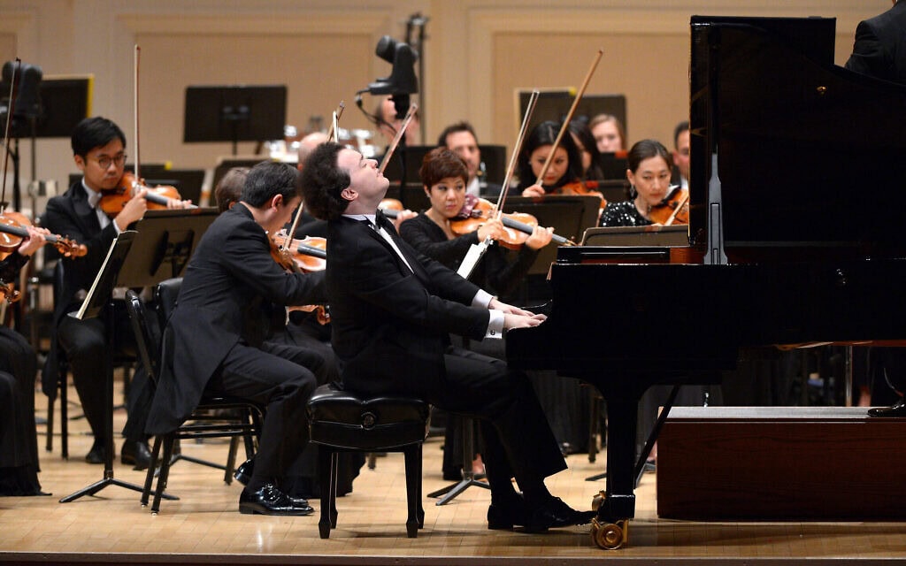 הפסנתרן יבגני קיסין מופיע בערב הפתיחה החגיגי של עונת ה־125 של אולם הקונצרטים קרנגי הול, ניו יורק, 7 באוקטובר 2015 (צילום: Andrew Toth/Getty Images/AFP) הפסנתרן יבגני קיסין מופיע בערב הפתיחה החגיגי של עונת ה־125 של אולם הקונצרטים קרנגי הול, ניו יורק, 7 באוקטובר 2015 (צילום: Andrew Toth/Getty Images/AFP)