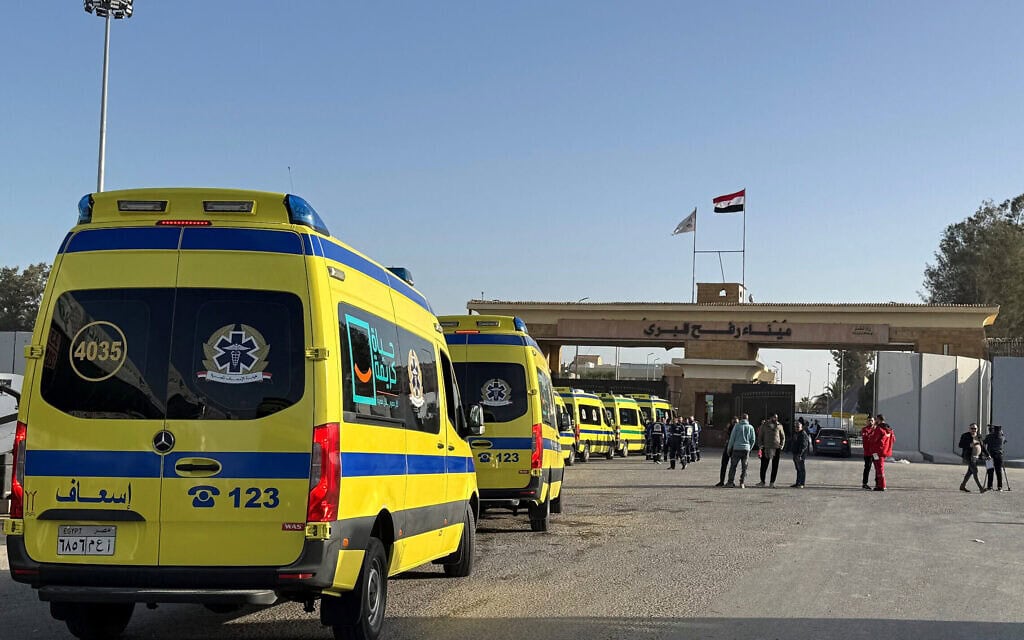 אמבולנסים ממתינים בצד המצרי של מעבר רפיח כדי לקלוט תושבי עזה היוצאים מהרצועה לצורך טיפול רפואי. 1 בפברואר 2026 (צילום: AFP)
