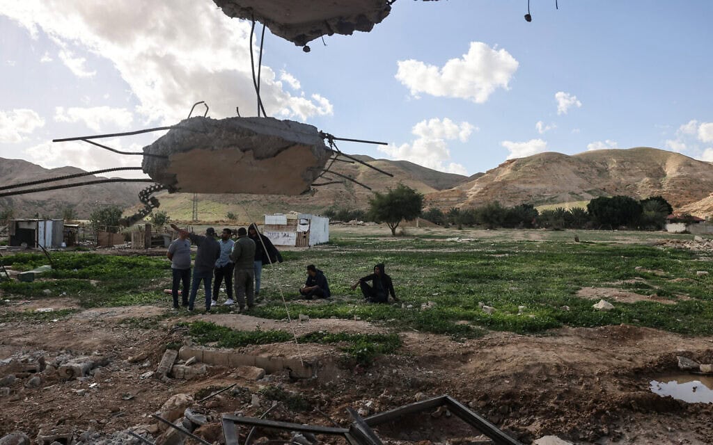 פלסטינים עומדים מול הריסות בית שלדבריהם נהרס יום קודם לכן בידי מתנחלים בכפר סמוך ליריחו שבגדה המערבית, 11 בפברואר 2026 (צילום: AHMAD GHARABLI / AFP) פלסטינים עומדים מול הריסות בית שלדבריהם נהרס יום קודם לכן בידי מתנחלים בכפר סמוך ליריחו שבגדה המערבית, 11 בפברואר 2026 (צילום: AHMAD GHARABLI / AFP)