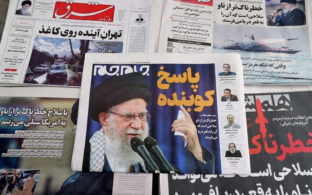 עיתונים יומיים באיראן עם תמונתו של המנהיג העליון עלי חמינאי מוצגים בדוכן עיתונים בטהרן, 18 בפברואר 2026 (צילום: ATTA KENARE / AFP) עיתונים יומיים באיראן עם תמונתו של המנהיג העליון עלי חמינאי מוצגים בדוכן עיתונים בטהרן, 18 בפברואר 2026 (צילום: ATTA KENARE / AFP)