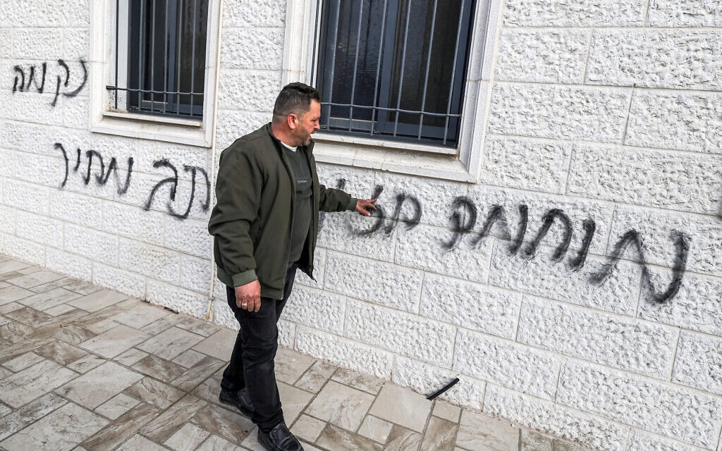 סיסמאות תג מחיר שרוססו על ידי מתנחלים על קירות מסגד בכפר תל בגדה המערבית, 23 בפברואר 2026 (צילום: JAAFAR ASHTIYEH / AFP)