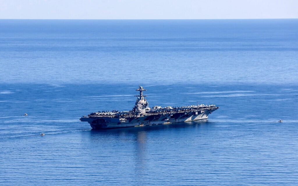 נושאת המטוסים האמריקאית ג'רלד פורד עוזבת את כרתים, 26 בפברואר 2026 (צילום: Costas METAXAKIS / AFP)