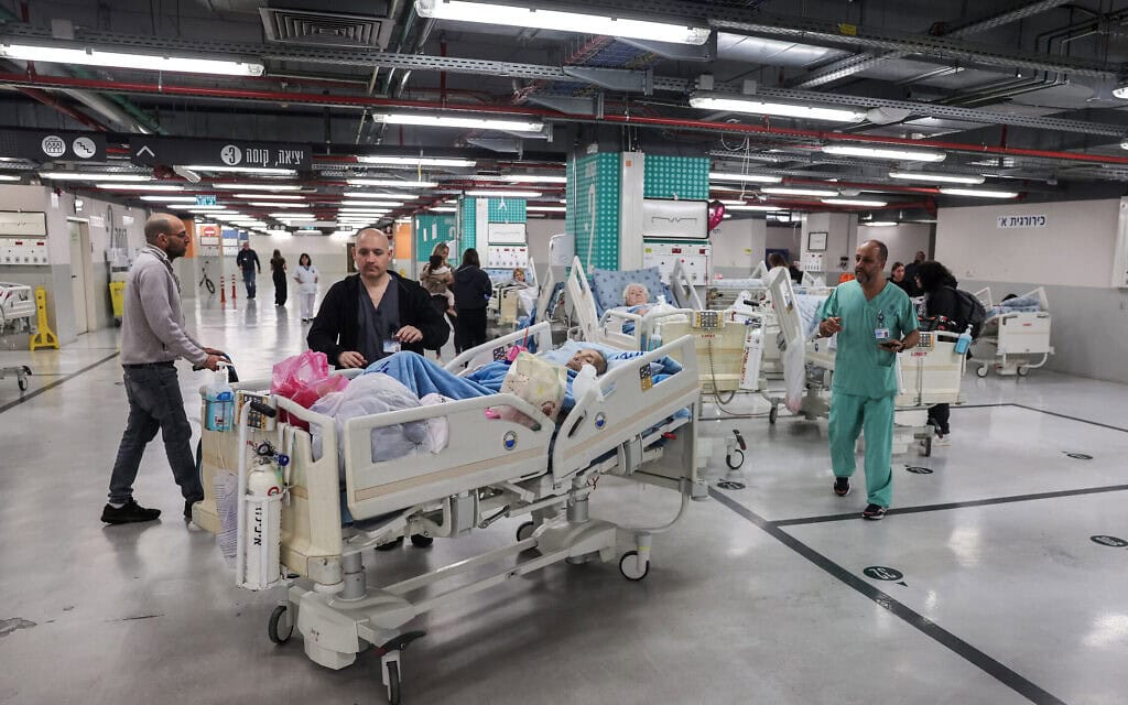 צוות בית החולים מפנה מטופלים לחניון במרכז הרפואי סוראסקי בתל אביב, בעקבות אזעקות שנשמעו לאחר ההודעה כי ישראל פתחה ב״תקיפה מונעת״ נגד איראן, 28 בפברואר 2026 (צילום: Jack GUEZ / AFP) צוות בית החולים מפנה מטופלים לחניון במרכז הרפואי סוראסקי בתל אביב, בעקבות אזעקות שנשמעו לאחר ההודעה כי ישראל פתחה ב״תקיפה מונעת״ נגד איראן, 28 בפברואר 2026 (צילום: Jack GUEZ / AFP)