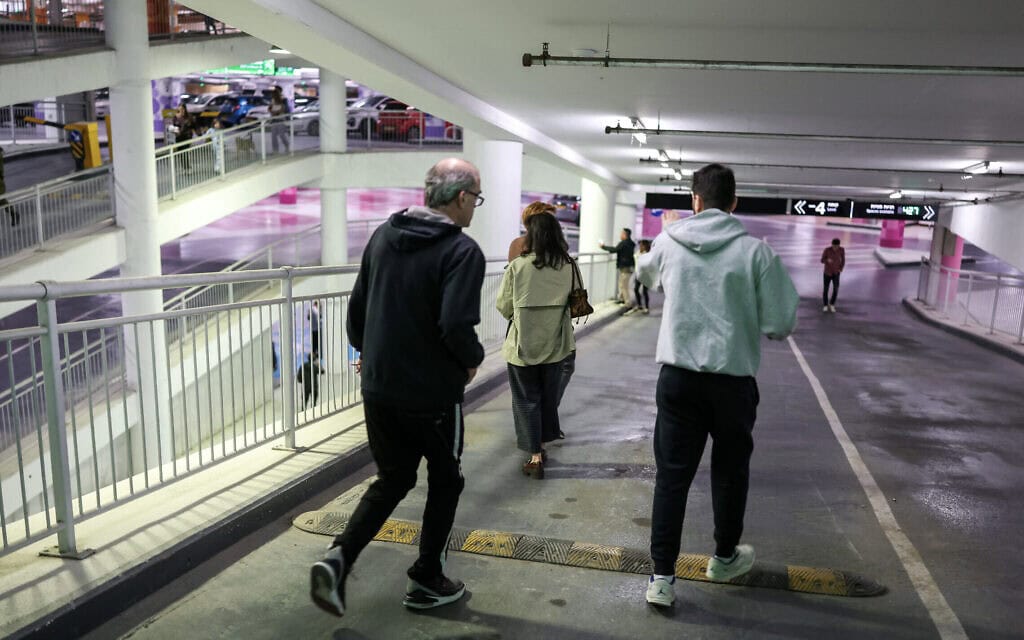 אנשים תופסים מחסה בחניון בתל אביב עם הישמע אזעקות, לאחר ההודעה כי ישראל פתחה ב״תקיפה מונעת״ נגד איראן, 28 בפברואר 2026 (צילום: ilia YEFIMOVICH / AFP) אנשים תופסים מחסה בחניון בתל אביב עם הישמע אזעקות, לאחר ההודעה כי ישראל פתחה ב״תקיפה מונעת״ נגד איראן, 28 בפברואר 2026 (צילום: ilia YEFIMOVICH / AFP)