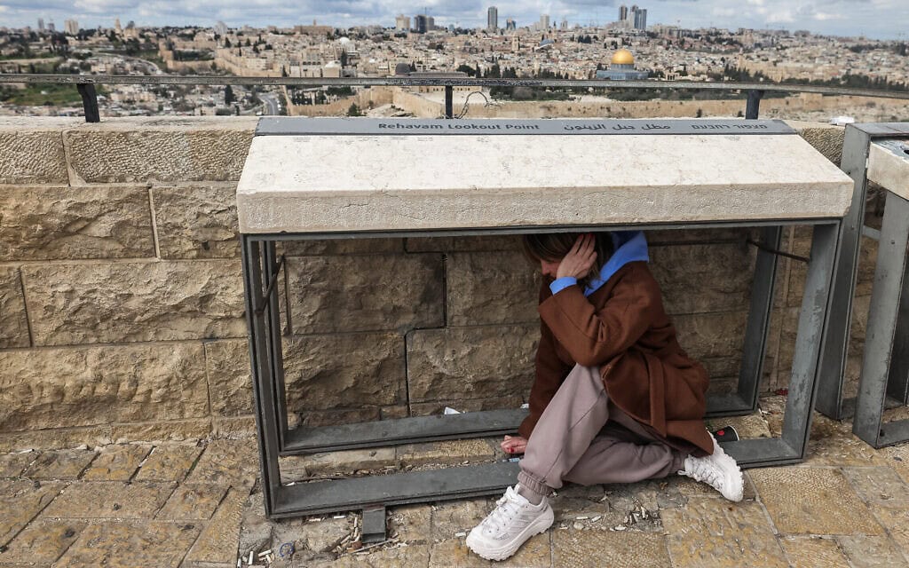 תופסים מחסה בירושלים עם הישמע אזעקות, לאחר ההודעה כי ישראל פתחה ב״תקיפה מונעת״ נגד איראן, 28 בפברואר 2026 (צילום: AHMAD GHARABLI / AFP) תופסים מחסה בירושלים עם הישמע אזעקות, לאחר ההודעה כי ישראל פתחה ב״תקיפה מונעת״ נגד איראן, 28 בפברואר 2026 (צילום: AHMAD GHARABLI / AFP)