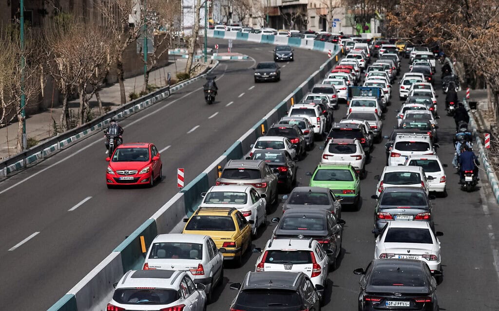 עומס תנועה בטהרן לכיוון צפון בעקבות המתקפה של ארצות הברית וישראל על איראן, 28 בפברואר 2026 (צילום: AFP) עומס תנועה בטהרן לכיוון צפון בעקבות המתקפה של ארצות הברית וישראל על איראן, 28 בפברואר 2026 (צילום: AFP)