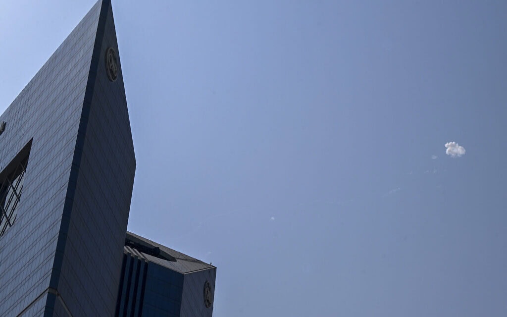 עשן מיירוט רקטה נראה בשמי דוחה, קטאר, 28 בפברואר 2026 (צילום: Mahmud HAMS / AFP) עשן מיירוט רקטה נראה בשמי דוחה, קטאר, 28 בפברואר 2026 (צילום: Mahmud HAMS / AFP)