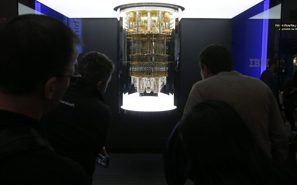 מבקרי תערוכת CES מביטים במחשב הקוונטי של IBM בלאס וגאס, 8 בינואר 2020 (צילום: AP Photo/Ross D. Franklin) מבקרי תערוכת CES מביטים במחשב הקוונטי של IBM בלאס וגאס, 8 בינואר 2020 (צילום: AP Photo/Ross D. Franklin)