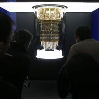 מבקרי תערוכת CES מביטים במחשב הקוונטי של IBM בלאס וגאס, 8 בינואר 2020
