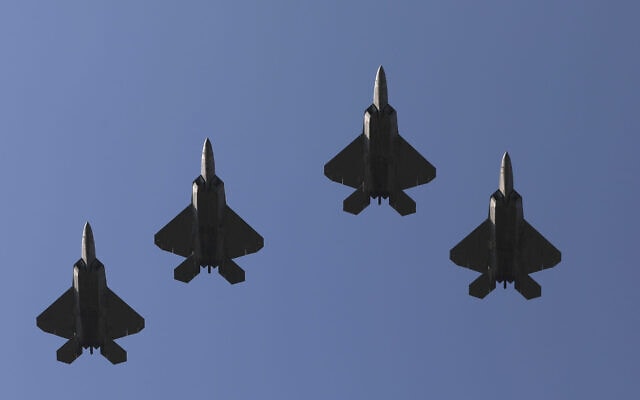מטוסי קרב מסוג F-22 מבצעים מטס במהלך חגיגת הארבעה ביולי בבית הלבן, 4 ביולי 2025 (צילום: AP Photo/Rahmat Gul) מטוסי קרב מסוג F-22 מבצעים מטס במהלך חגיגת הארבעה ביולי בבית הלבן, 4 ביולי 2025 (צילום: AP Photo/Rahmat Gul)