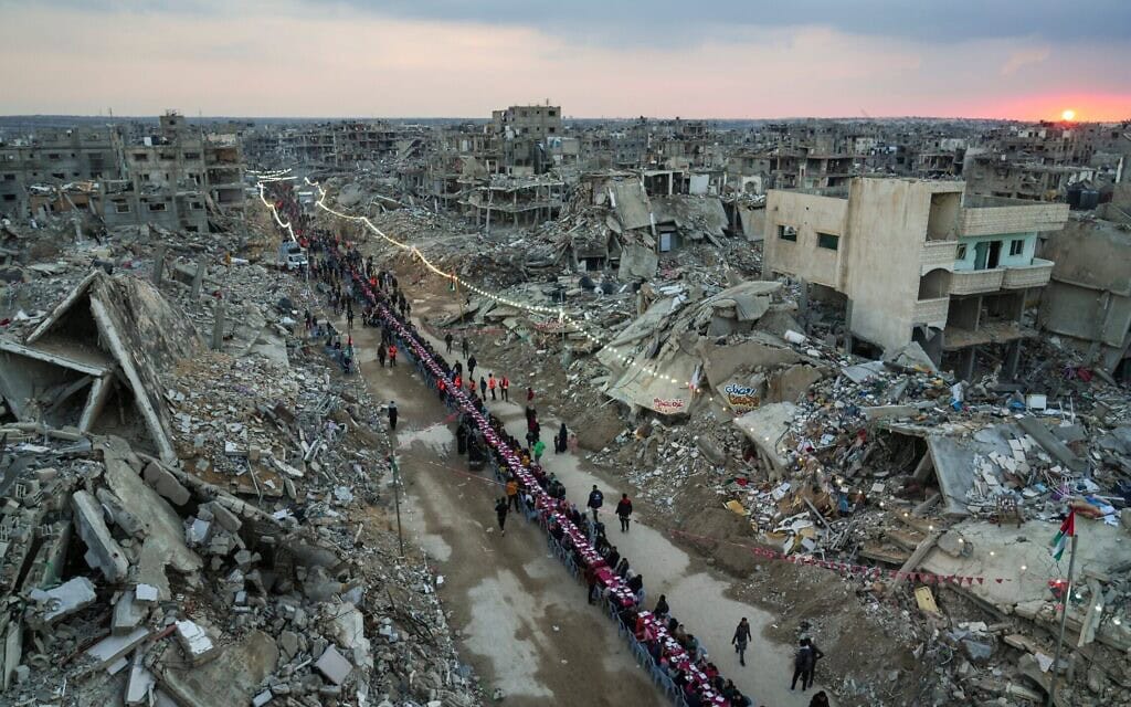 סעודת אפטאר ברפיח, 1 במרץ 2025 (צילום: AP Photo/Abdel Kareem Hana) סעודת אפטאר ברפיח, 1 במרץ 2025 (צילום: AP Photo/Abdel Kareem Hana)