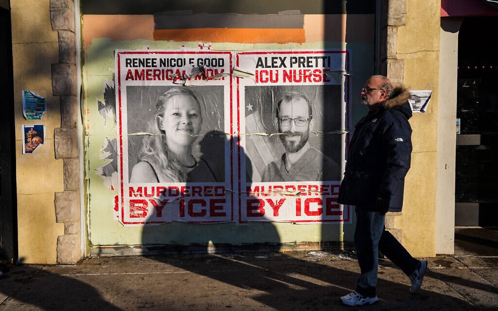 אדם חלף ליד כרזות של רנה ניקול גוד ואלכס פרטי, שנורו למוות בידי סוכנים פדרליים, במיניאפוליס, 31 בינואר 2026 (צילום: AP Photo/Ryan Murphy) אדם חלף ליד כרזות של רנה ניקול גוד ואלכס פרטי, שנורו למוות בידי סוכנים פדרליים, במיניאפוליס, 31 בינואר 2026 (צילום: AP Photo/Ryan Murphy)