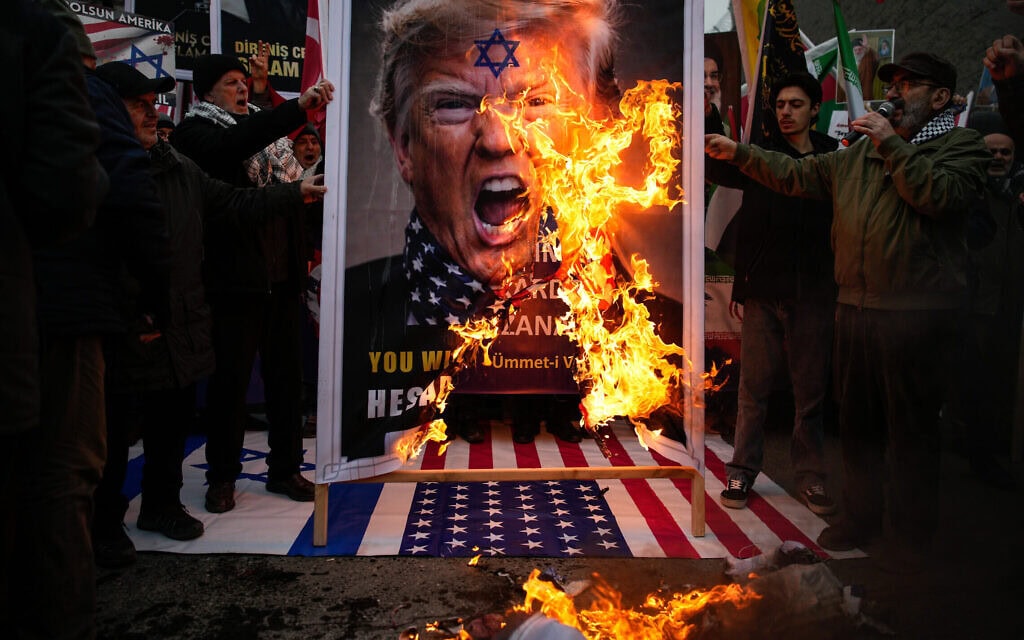 מפגינים שורפים כרזה של נשיא ארה"ב דונלד טראמפ במהלך עצרת אנטי־אמריקאית ואנטי־ישראלית, מחוץ לקונסוליה האמריקאית באיסטנבול, 1 בפברואר 2026 (צילום: AP Photo/Emrah Gurel) מפגינים שורפים כרזה של נשיא ארה"ב דונלד טראמפ במהלך עצרת אנטי־אמריקאית ואנטי־ישראלית, מחוץ לקונסוליה האמריקאית באיסטנבול, 1 בפברואר 2026 (צילום: AP Photo/Emrah Gurel)