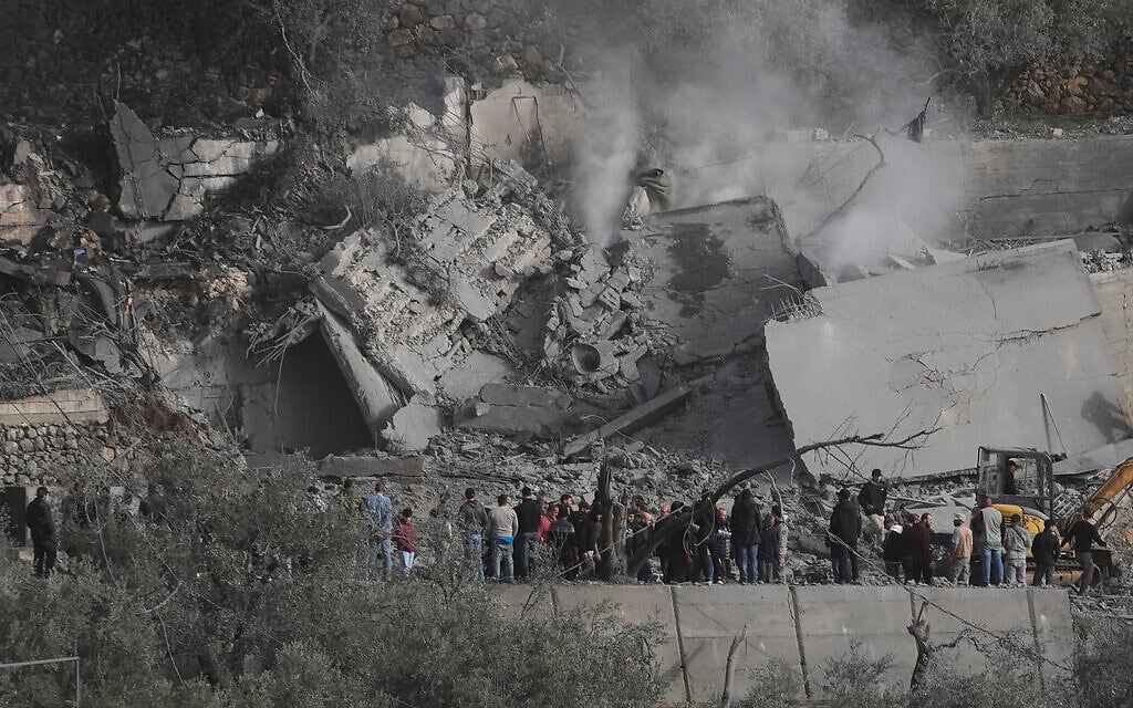 בניין שנהרס בתקיפה אווירית ישראלית בכפר עין קאנא שבדרום לבנון, 2 בפברואר 2026 (צילום: AP Photo/Mohammed Zaatari) בניין שנהרס בתקיפה אווירית ישראלית בכפר עין קאנא שבדרום לבנון, 2 בפברואר 2026 (צילום: AP Photo/Mohammed Zaatari)