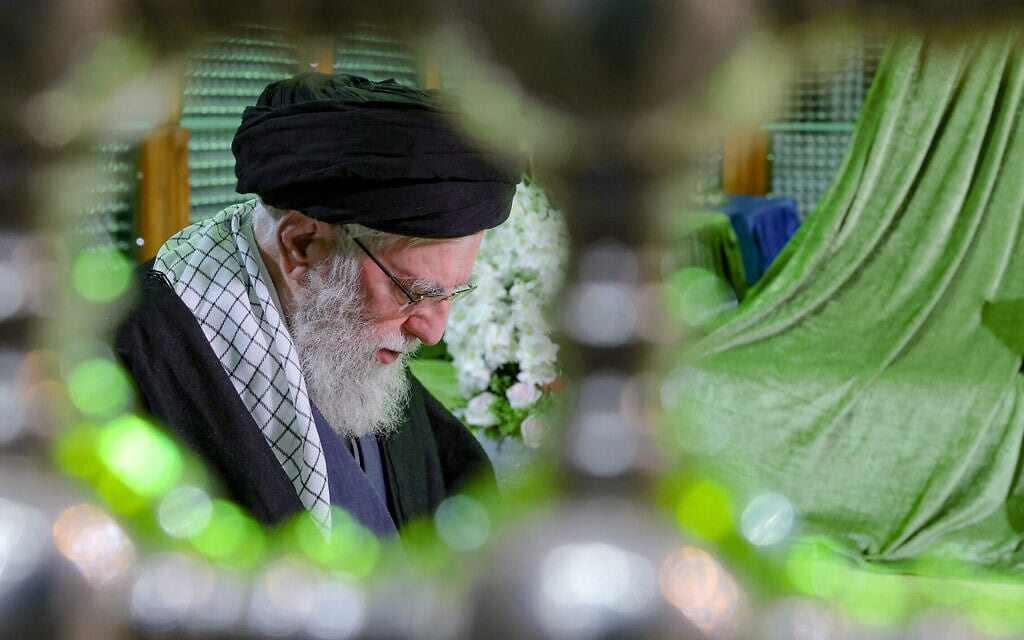 המנהיג העליון של איראן עלי חמינאי מתפלל על קברו של מנהיג המהפכה האסלאמית האייתוללה חומייני, בפאתי טהרן, 31 בינואר 2026 (צילום: Office of the Iranian Supreme Leader via AP) המנהיג העליון של איראן עלי חמינאי מתפלל על קברו של מנהיג המהפכה האסלאמית האייתוללה חומייני, בפאתי טהרן, 31 בינואר 2026 (צילום: Office of the Iranian Supreme Leader via AP)