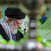 המנהיג העליון של איראן עלי חמינאי מתפלל על קברו של מנהיג המהפכה האסלאמית האייתוללה חומייני, בפאתי טהרן, 31 בינואר 2026