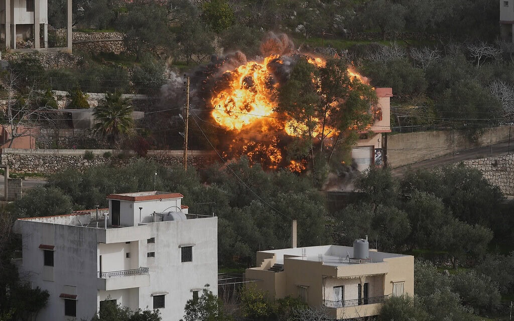 בניין שנהרס בתקיפה אווירית ישראלית בכפר עין קאנא שבדרום לבנון, 2 בפברואר 2026 (צילום: AP Photo/Mohammed Zaatari, File) בניין שנהרס בתקיפה אווירית ישראלית בכפר עין קאנא שבדרום לבנון, 2 בפברואר 2026 (צילום: AP Photo/Mohammed Zaatari, File)