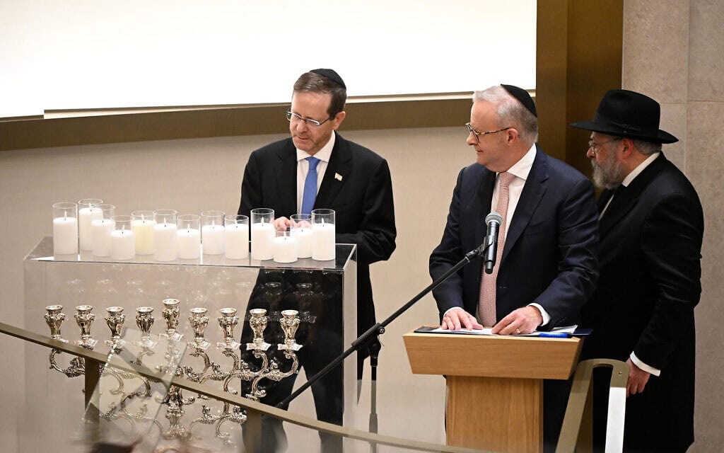 הנשיא יצחק הרצוג מדליק נר בטקס לזכר הנספים בפיגוע בבונדיי ביץ׳, בבית חב״ד בסידני, לצד ראש ממשלת אוסטרליה אנתוני אלבניזי, 10 בפברואר 2026 הנשיא יצחק הרצוג מדליק נר בטקס לזכר הנספים בפיגוע בבונדיי ביץ׳, בבית חב״ד בסידני, לצד ראש ממשלת אוסטרליה אנתוני אלבניזי, 10 בפברואר 2026