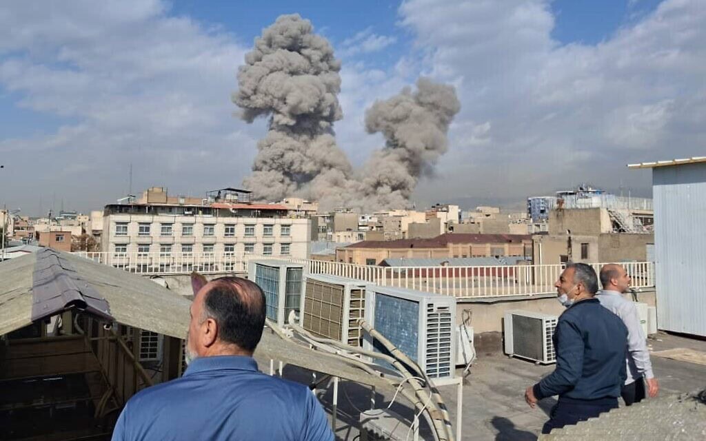 איראנים צופים בעשן המיתמר מעל שמי טהרן בעקבות הפצצות של חיל האוויר הישראלי והאמריקאי, 28 בפברואר 2026 (צילום: AP Photo) איראנים צופים בעשן המיתמר מעל שמי טהרן בעקבות הפצצות של חיל האוויר הישראלי והאמריקאי, 28 בפברואר 2026 (צילום: AP Photo)