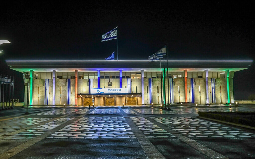 משכן הכנסת מואר בצבעי דגל הודו לקראת ביקורו של ראש הממשלה נרנדרה מודי בארץ, 24 בפברואר 2026 (צילום: דני שם טוב, דוברות הכנסת) משכן הכנסת מואר בצבעי דגל הודו לקראת ביקורו של ראש הממשלה נרנדרה מודי בארץ, 24 בפברואר 2026 (צילום: דני שם טוב, דוברות הכנסת)