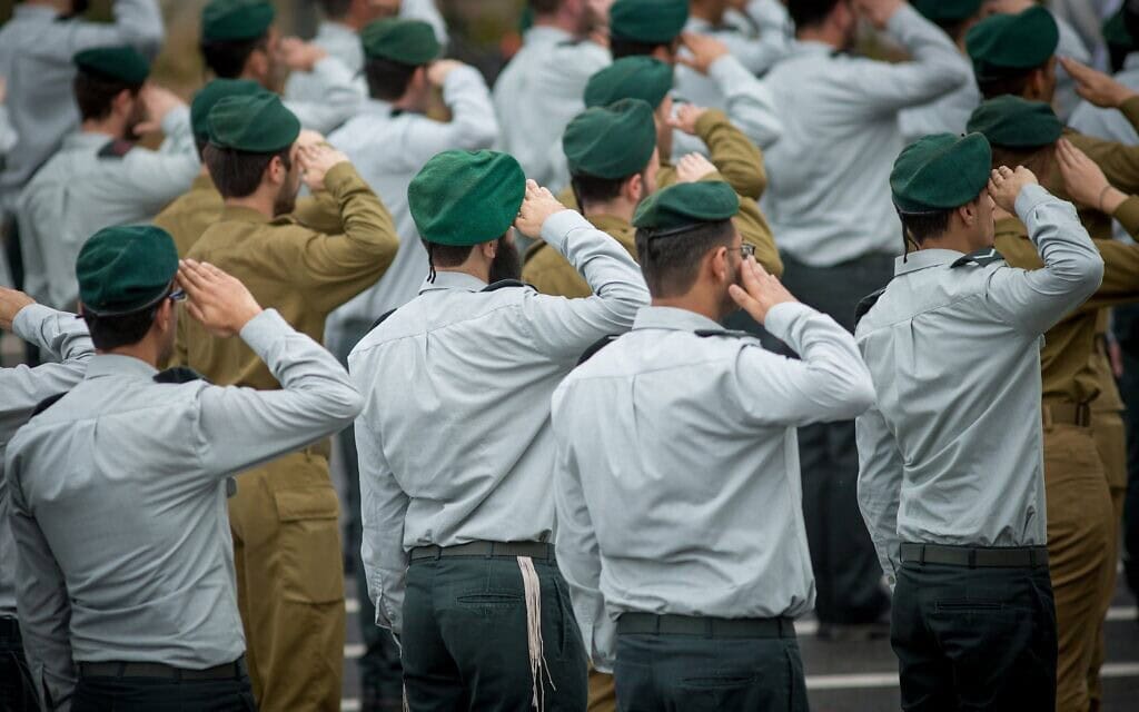 קצינים וחיילי קבע בחיל המודיעין. אילוסטרציה (צילום: מרים אלסטר/פלאש90) קצינים וחיילי קבע בחיל המודיעין. אילוסטרציה (צילום: מרים אלסטר/פלאש90)