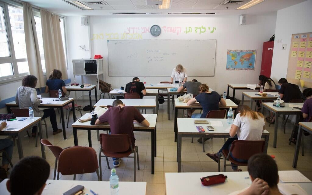 בגרות במתמטיקה בבית ספר קשת בירושלים, 2019, אילוסטרציה (צילום: נעם רבקין פנטון / פלאש90) בגרות במתמטיקה בבית ספר קשת בירושלים, 2019, אילוסטרציה (צילום: נעם רבקין פנטון / פלאש90)