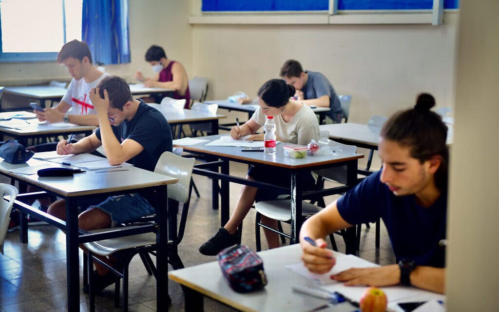 אילוסטרציה: תלמידי תיכון עושים מבחן בגרות בבית ספר בתל אביב (צילום: אבשלום ששוני/פלא/ש90) אילוסטרציה: תלמידי תיכון עושים מבחן בגרות בבית ספר בתל אביב (צילום: אבשלום ששוני/פלא/ש90)