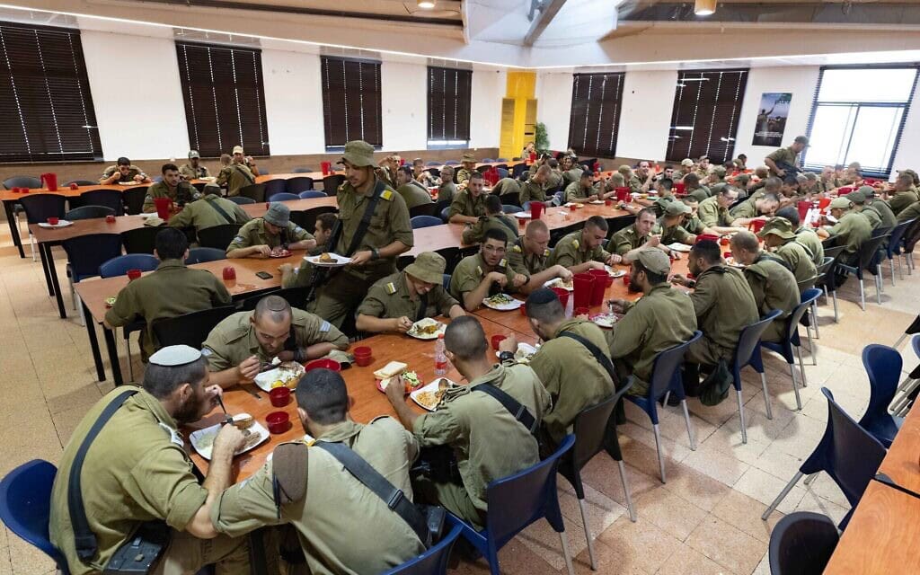 חיילים בחדר אוכל צבאי, 2021 (צילום: אוליביה פיטוסי/פלאש90) חיילים בחדר אוכל צבאי, 2021 (צילום: אוליביה פיטוסי/פלאש90)