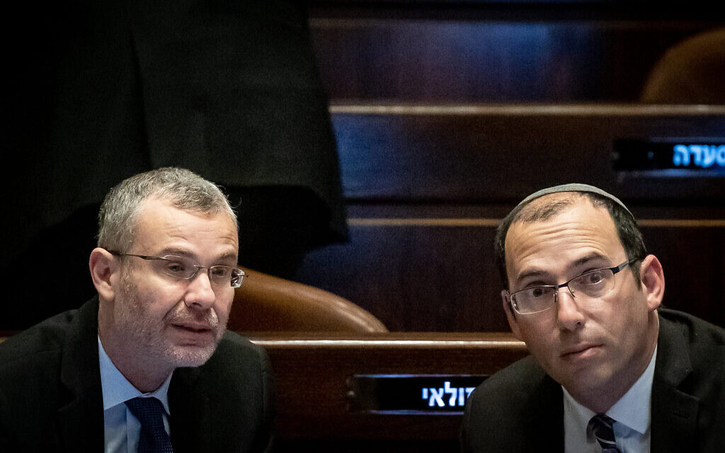 ח"כ שמחה רוטמן ושר המשפטים יריב לוין במליאת הכנסת, 22 במרץ 2023 (צילום: יונתן זינדל/פלאש90) ח"כ שמחה רוטמן ושר המשפטים יריב לוין במליאת הכנסת, 22 במרץ 2023 (צילום: יונתן זינדל/פלאש90)