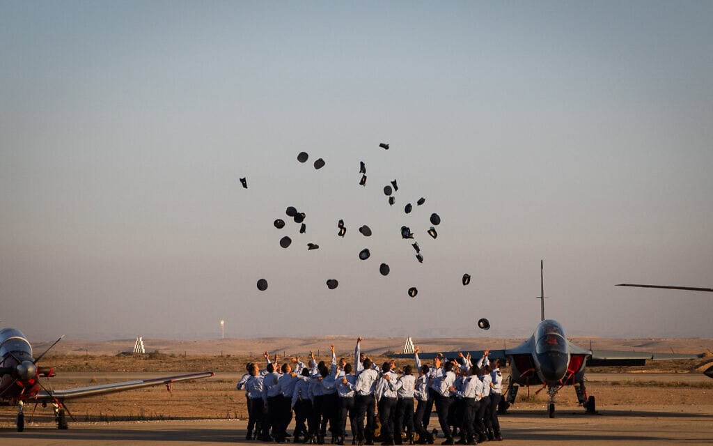 טקס מסדר כנפיים בסיום קורס טיס בבסיס חצרים, 29 ביוני 2024 (צילום: אורן בן חקון/פלאש90)