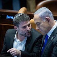 שר האוצר בצלאל סמוטריץ' משוחח עם ראש הממשלה בנימין נתניהו בכנסת, 7 בפברואר 2024