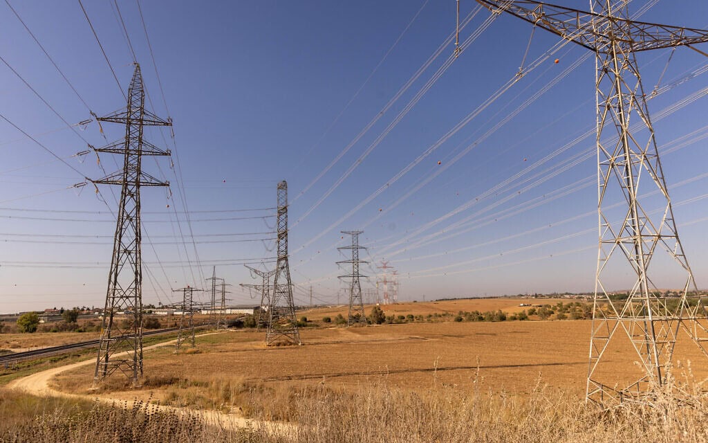 קווי מתח, קווי חשמל, מרכז ישראל, אוגוסט 2024 (צילום: יוסי אלוני/פלאש90) קווי מתח, קווי חשמל, מרכז ישראל, אוגוסט 2024 (צילום: יוסי אלוני/פלאש90)