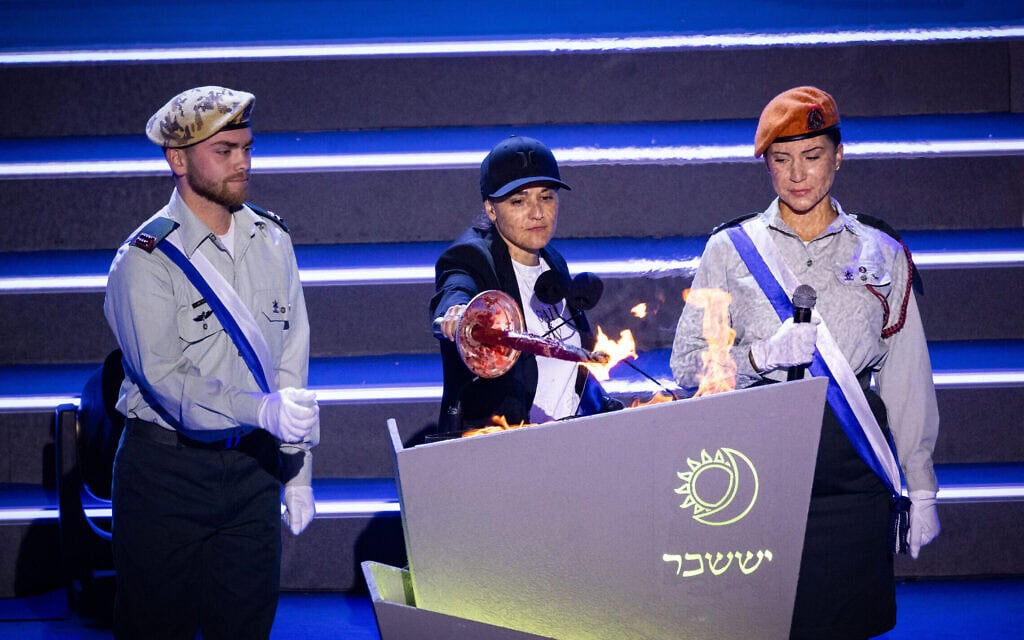 פדוית השבי אמילי דמארי משיאה משואה בחזרה הגנרלית לטקס הדלקת המשואות בהר הרצל בירושלים, 28 באפריל 2025 (צילום: יונתן זינדל/פלאש90) פדוית השבי אמילי דמארי משיאה משואה בחזרה הגנרלית לטקס הדלקת המשואות בהר הרצל בירושלים, 28 באפריל 2025 (צילום: יונתן זינדל/פלאש90)