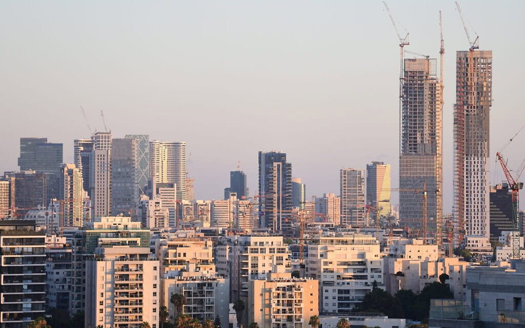 מבט על הקו האווירי של תל אביב, יולי 2025 (צילום: שחר יערי/פלאש90)