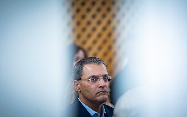 השופט מנחם מזרחי, נשיא בית משפט השלום בראשון לציון, משתתף בטקס הפרישה של שופט בית המשפט העליון היוצא יוסף אלרון בבית המשפט העליון בירושלים, 18 בספטמבר 2025 (צילום: יונתן זינדל/פלאש90) השופט מנחם מזרחי, נשיא בית משפט השלום בראשון לציון, משתתף בטקס הפרישה של שופט בית המשפט העליון היוצא יוסף אלרון בבית המשפט העליון בירושלים, 18 בספטמבר 2025 (צילום: יונתן זינדל/פלאש90)