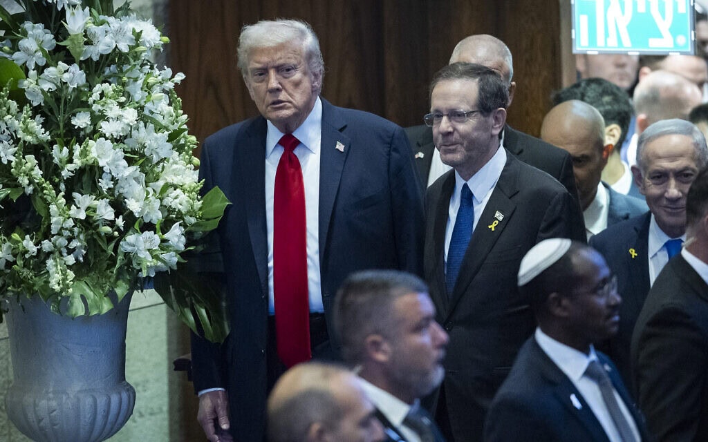 נשיא המדינה יצחק הרצוג לצד נשיא ארה"ב דונלד טראמפ בכנסת, 13 באוקטובר 2025 (צילום: יונתן זינדל/פלאש90) נשיא המדינה יצחק הרצוג לצד נשיא ארה"ב דונלד טראמפ בכנסת, 13 באוקטובר 2025 (צילום: יונתן זינדל/פלאש90)