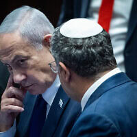 השר לביטחון לאומי איתמר בן גביר משוחח עם ראש הממשלה בנימין נתניהו בכנסת, 10 בנובמבר 2025
