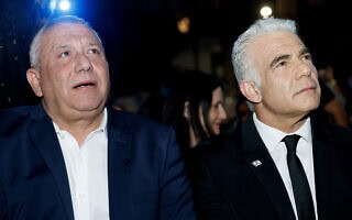 ח"כ יאיר לפיד וגדי איזנקוט, 1 בנובמבר 2025 (צילום: משה שי/פלאש90) ח"כ יאיר לפיד וגדי איזנקוט, 1 בנובמבר 2025 (צילום: משה שי/פלאש90)