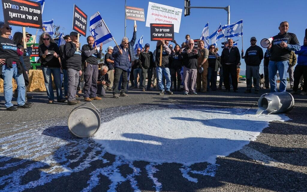 רפתנים מוחים נגד רפורמת החלב בצומת הגומא. 6 בינואר 2026 (צילום: אייל מרגולין/פלאש90) רפתנים מוחים נגד רפורמת החלב בצומת הגומא. 6 בינואר 2026 (צילום: אייל מרגולין/פלאש90)