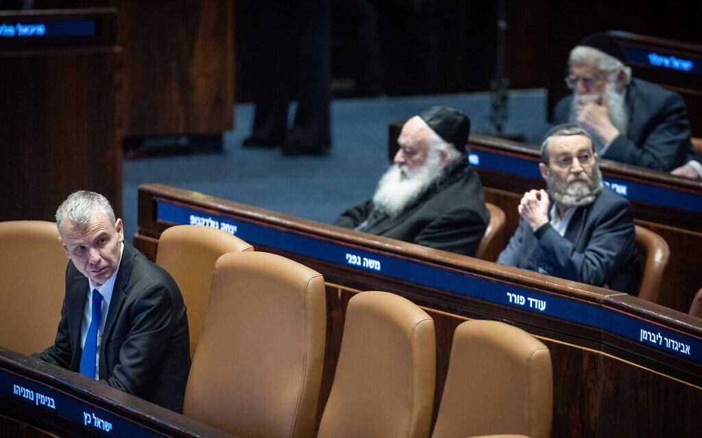 שר המשפטים יריב לוין במליאת הכנסתץ. מאחוריו, חברי הכנסת מיהדות התורה: משה גפני, יצחק גולדקנופף ומאיר פרוש. 14 בינואר 2026 (צילום: יונתן זינדל/פלאש90) שר המשפטים יריב לוין במליאת הכנסתץ. מאחוריו, חברי הכנסת מיהדות התורה: משה גפני, יצחק גולדקנופף ומאיר פרוש. 14 בינואר 2026 (צילום: יונתן זינדל/פלאש90)