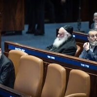 שר המשפטים יריב לוין במליאת הכנסתץ. מאחוריו, חברי הכנסת מיהדות התורה: משה גפני, יצחק גולדקנופף ומאיר פרוש. 14 בינואר 2026