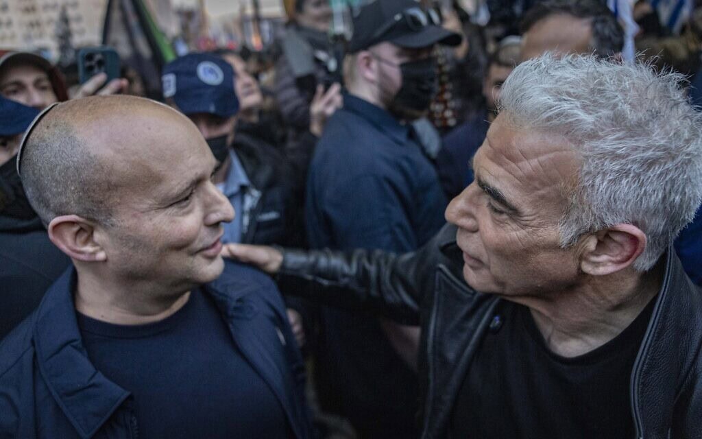 ח"כ יאיר לפיד ונפתלי בנט בהפגנת תמיכה בגיוס חרדים, 15 בינואר 2026 (צילום: יונתן זינדל/פלאש90)